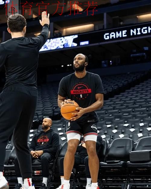 严阵以待！火箭社媒晒火箭球员进行赛前热身的花絮视频